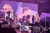 左から、「BRING IT ON ～Battle of Rap～」を歌うIKE（Vo）とUZ（G）。