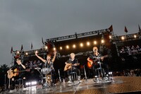 「I want a place」を披露したキャンプファイヤーの4人。