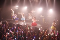 バンドじゃないもん！「バンドじゃないもん！DA-DA-DASH TOUR 2017～いっしょに達成感あじわいたいやーい！～」愛知・THE BOTTOM LINE公演の様子。（提供：ポニーキャニオン）