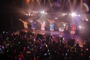 バンドじゃないもん！「バンドじゃないもん！DA-DA-DASH TOUR 2017～いっしょに達成感あじわいたいやーい！～」愛知・THE BOTTOM LINE公演の様子。（提供：ポニーキャニオン）