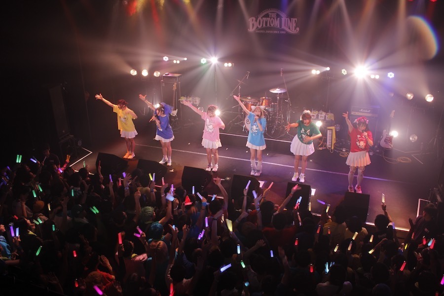 バンドじゃないもん！「バンドじゃないもん！DA-DA-DASH TOUR 2017～いっしょに達成感あじわいたいやーい！～」愛知・THE BOTTOM LINE公演の様子。（提供：ポニーキャニオン）