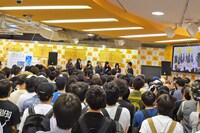 BiSH「ALL YOU NEED is BAND SCORE!!」発売記念トークイベントの様子。