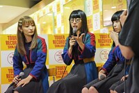 Fコードの説明をするハシヤスメ・アツコ（左から2番目）。