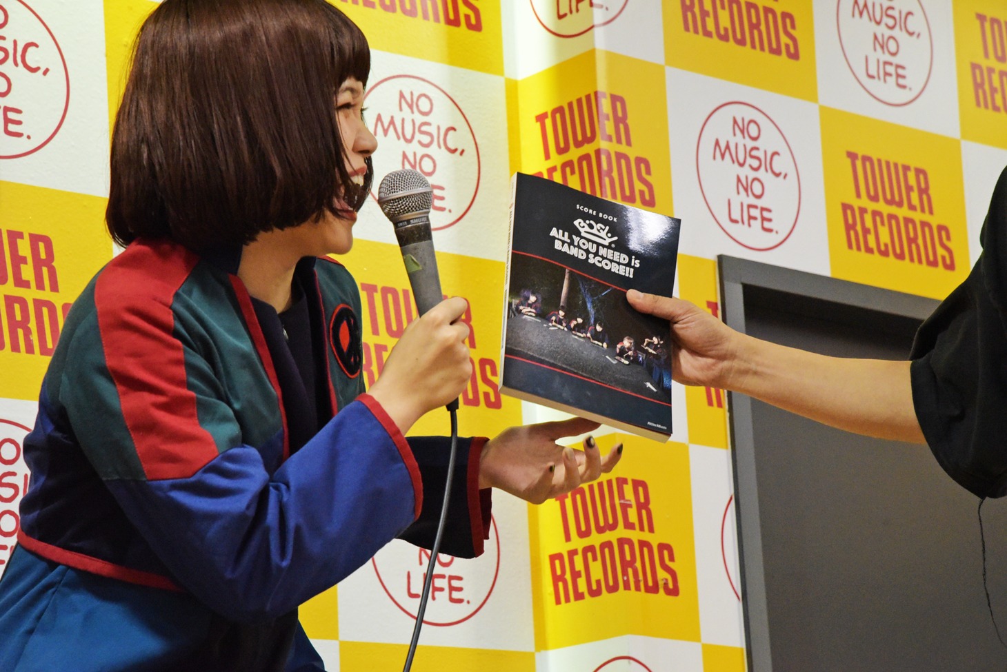 セントチヒロ・チッチと「ALL YOU NEED is BAND SCORE!!」。