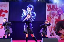 初パフォーマンスを披露するRun Girls, Run！。（写真提供：エイベックス・ピクチャーズ）