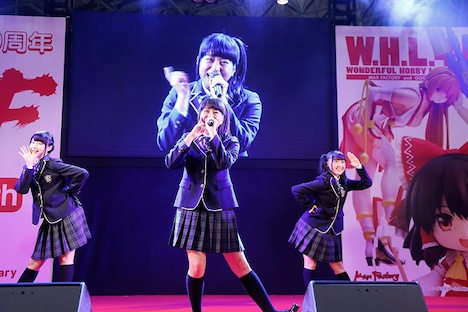 初パフォーマンスを披露するRun Girls, Run！。（写真提供：エイベックス・ピクチャーズ）