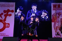 初パフォーマンスを披露するRun Girls, Run！。（写真提供：エイベックス・ピクチャーズ）