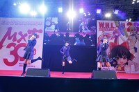 初パフォーマンスを披露するRun Girls, Run！。（写真提供：エイベックス・ピクチャーズ）