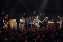 相川七瀬を迎えたアルカラのライブの様子。