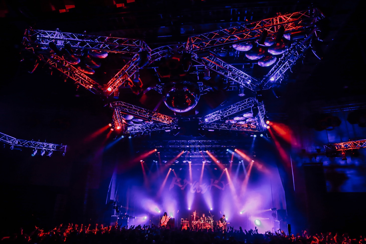 9mm Parabellum Bulletのライブの様子。