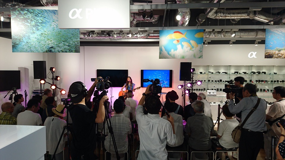 Anlyのミニライブの様子。