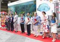 除幕式の様子。