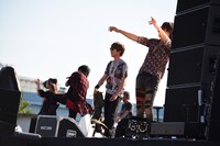 本編終了後、ファンに挨拶をするGLAY。