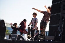 本編終了後、ファンに挨拶をするGLAY。