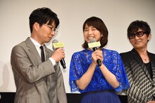 謙遜する石田ゆり子をフォローする星野源（左）。