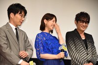 星野源（左）のフォローを受け、笑顔になる石田ゆり子（中央）。