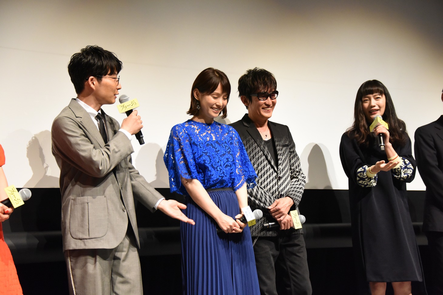 左から星野源、石田ゆり子、スガシカオ、中村ゆり。