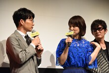 左から星野源、石田ゆり子、スガシカオ。