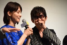 石田ゆり子の言葉を受けて照れるスガシカオ（右）。