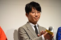 拍手をする星野源。