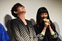 中村ゆり（右）の言葉を受けてはにかむスガシカオ（左）。