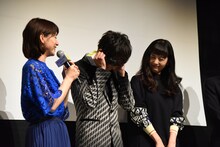 頭を抱えるスガシカオ（中央）。