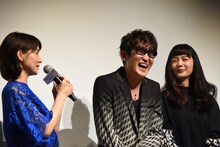 照れるスガシカオ（中央）。