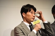 人気記事9位は「星野源は締め切り破り、スガは退職理由『プラージュ』舞台挨拶で“最大の罪”告白」より、メガネの位置を直す星野源。