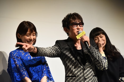 「源ちゃん脱いでるの！」と見どころを熱弁するスガシカオ。