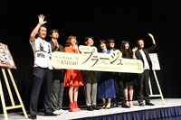 ムービーカメラに手を振る「連続ドラマW プラージュ ～訳ありばかりのシェアハウス～」出演者たち。