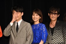 左から星野源、石田ゆり子、スガシカオ。