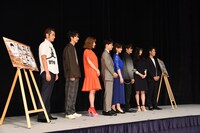 「連続ドラマW プラージュ ～訳ありばかりのシェアハウス～」の舞台挨拶の様子。