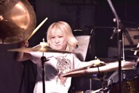 サポートドラマーのMIZUKI。（撮影：高田真希子）