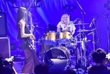 「真空ホロウ ワンマンツアー2017『いっそみなさえうけいれて』」の様子。（撮影：高田真希子）