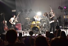 「真空ホロウ ワンマンツアー2017『いっそみなさえうけいれて』」の様子。（撮影：高田真希子）