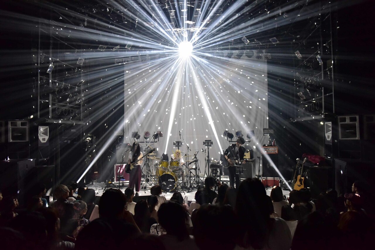 「真空ホロウ ワンマンツアー2017『いっそみなさえうけいれて』」の様子。（撮影：高田真希子）