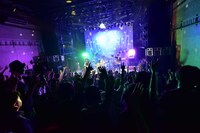 「真空ホロウ ワンマンツアー2017『いっそみなさえうけいれて』」の様子。（撮影：高田真希子）