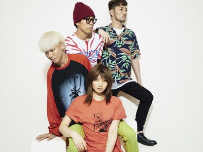 Over The Top。中央が岸野里香（Vo）。