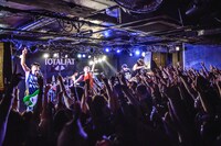 「FAST AND TIGHT tour 2017」の様子。（Photo by AZUSA TAKADA）