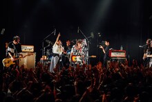 相川七瀬を迎えたアルカラのライブの様子。