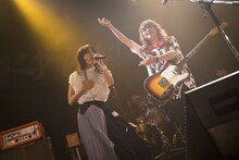 相川七瀬、稲村太佑（Vo, G / アルカラ）。