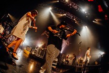 東出真緒（Violin / BIGMAMA）と稲村太佑（アルカラ）。