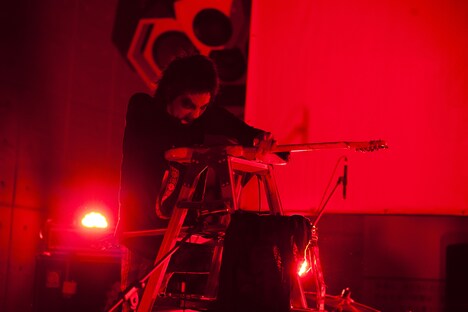 脚立に登るデスベッド（Vo, G / インビシブルマンズデスベッド）。