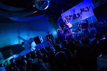 インビシブルマンズデスベッドのライブの様子。