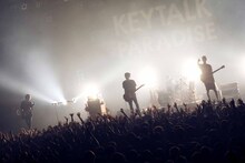 KEYTALK「KEYTALK爆裂疾風ツアー2017 ～みんなの街でパラリラパパパラダイス～」大阪・Zepp Osaka Bayside公演の様子。（撮影：後藤壮太郎）
