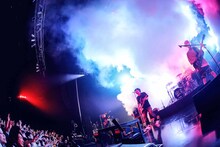KEYTALK「KEYTALK爆裂疾風ツアー2017 ～みんなの街でパラリラパパパラダイス～」大阪・Zepp Osaka Bayside公演の様子。（撮影：後藤壮太郎）