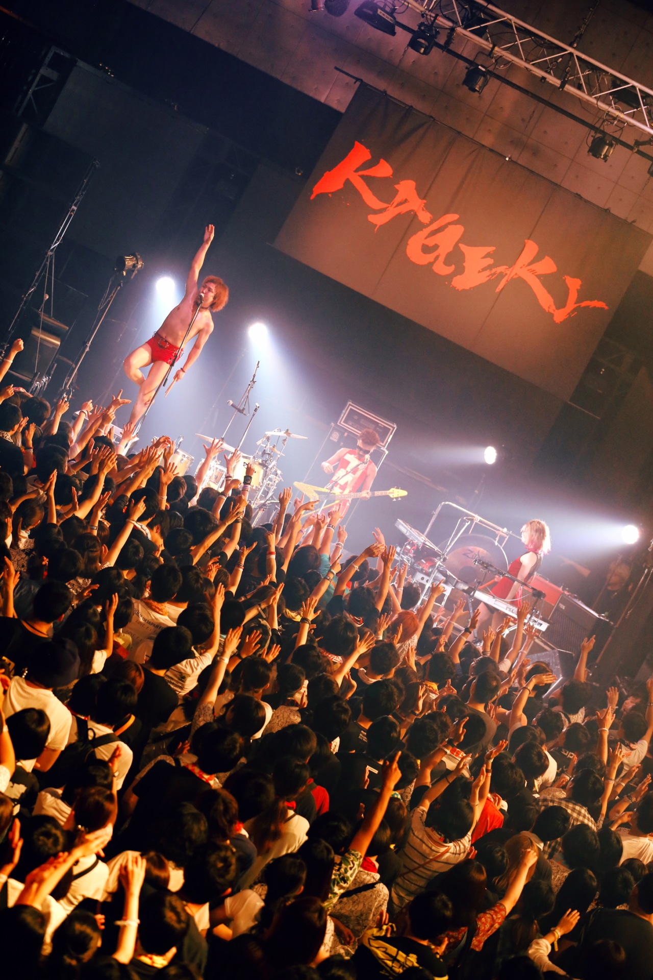 モーモールルギャバンのライブの様子。