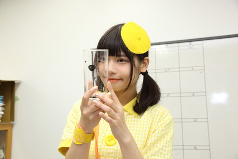 コップを見つめるぺろりん先生。