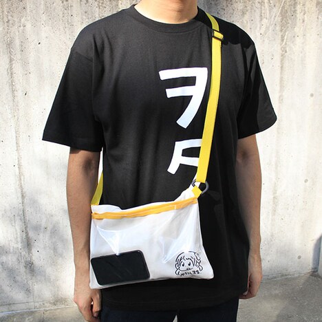 「ヲタ」Tシャツにサコッシュを合わせた例。