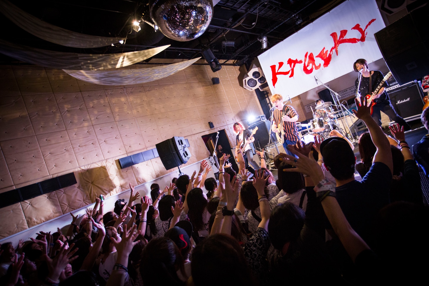 高木誠司のライブの様子。